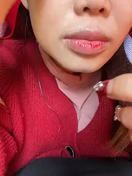 Snapshot of Laura8910 chatting on 02/27/25, 01:16 Laura8910 online show from 02/27/25, 01:16