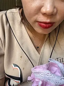 Snapshot of Laura8910 chatting on 03/05/25, 08:43 Laura8910 online show from 03/05/25, 08:43