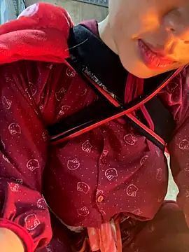 Snapshot of Laura8910 chatting on 11/11/25, 12:43 Laura8910 online show from 11/11/25, 12:43