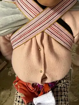 Snapshot of Laura8910 chatting on 11/15/25, 04:54 Laura8910 online show from 11/15/25, 04:54