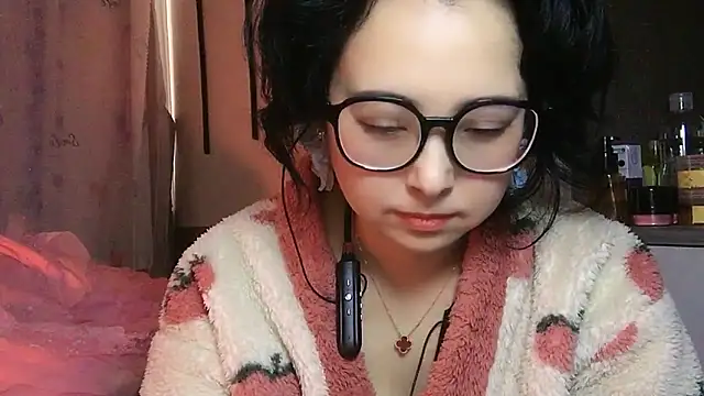 Snapshot of Hanicarrot chatting on 12/24/24, 02:43 Hanicarrot online show from 12/24/24, 02:43