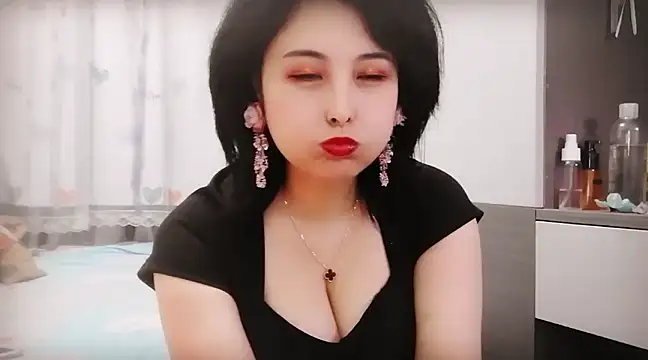 Snapshot of Hanicarrot chatting on 02/08/25, 12:17 Hanicarrot online show from 02/08/25, 12:17