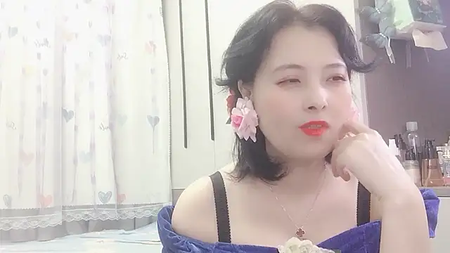 Snapshot of Hanicarrot chatting on 02/19/25, 04:33 Hanicarrot online show from 02/19/25, 04:33