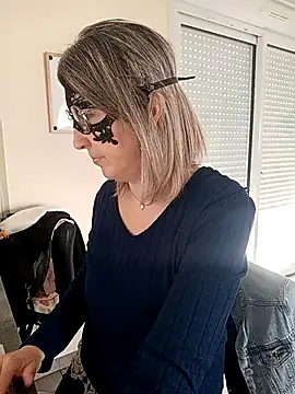 Snapshot of Rose_Libertine chatting on 03/16/26, 08:40 Rose Libertine online show from 03/16/26, 08:40