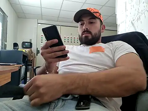 Snapshot of Leonormaldick chatting on 10/10/25, 12:37 Leonormaldick online show from 10/10/25, 12:37