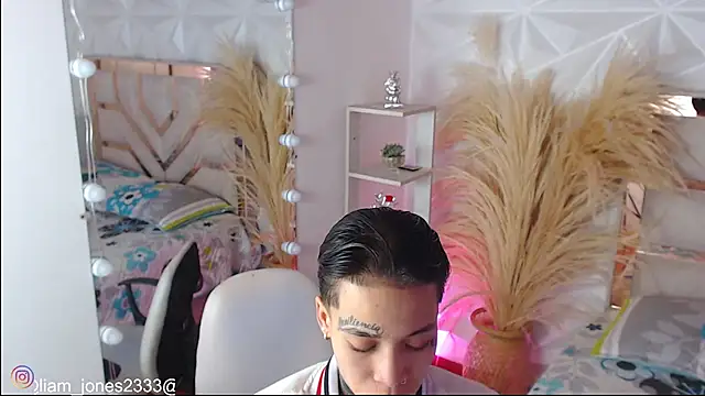 Jonesliam23 online show from 11/11/25, 07:47