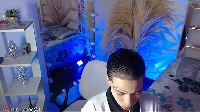 Jonesliam23 online show from 03/12/26, 07:42