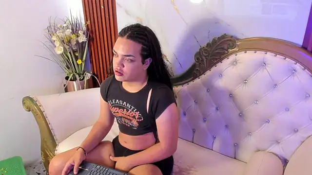 Snapshot of KarineWine chatting on 05/09/26, 05:45 KarineWine online show from 05/09/26, 05:45