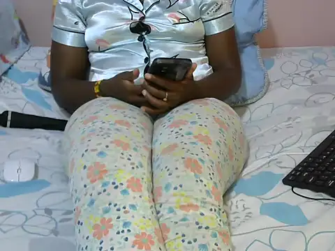 Snapshot of winnie254 chatting on 10/14/25, 04:08 winnie254 online show from 10/14/25, 04:08