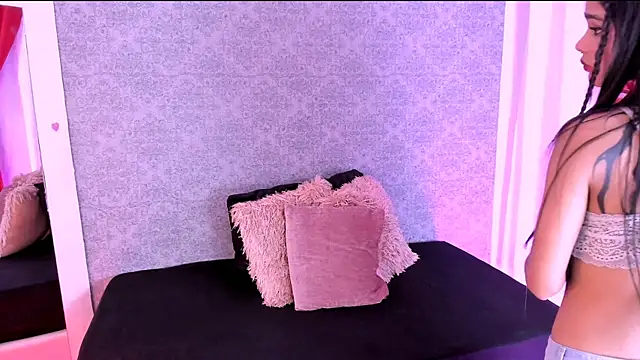 Snapshot of CatrinaRossi chatting on 12/20/24, 08:01 CatrinaRossi online show from 12/20/24, 08:01