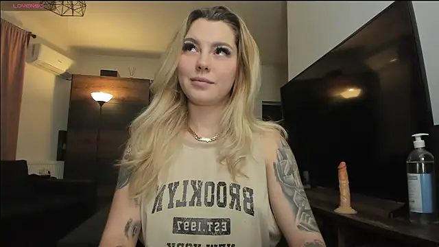 Snapshot of justchloex chatting on 01/22/25, 11:10 justchloex online show from 01/22/25, 11:10