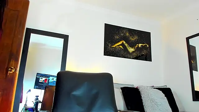 Snapshot of KimberlyBanks2 chatting on 11/30/25, 01:04 KimberlyBanks2 online show from 11/30/25, 01:04