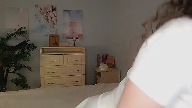 Snapshot of cosmosbaby chatting on 09/13/25, 02:50 cosmosbaby online show from 09/13/25, 02:50