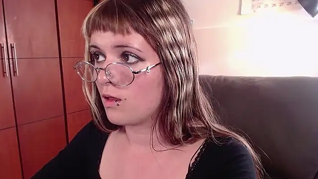 NEXT DOOR GIRL  online show from 11/08/25, 09:35