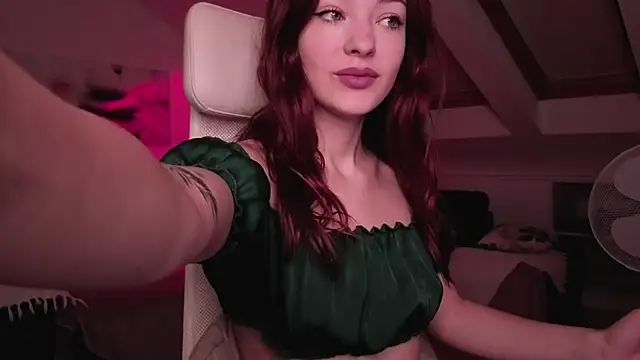 Snapshot of MiaRouge chatting on 10/14/25, 02:23 MiaRouge online show from 10/14/25, 02:23