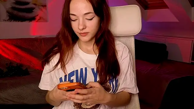 Snapshot of MiaRouge chatting on 10/21/25, 05:02 MiaRouge online show from 10/21/25, 05:02