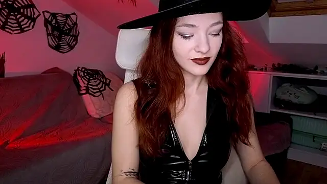 Snapshot of MiaRouge chatting on 10/27/25, 03:43 MiaRouge online show from 10/27/25, 03:43