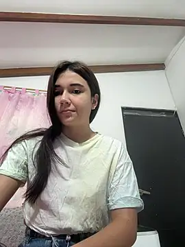 Snapshot of mia_cooper_24 chatting on 02/18/25, 01:33 mia cooper 24 online show from 02/18/25, 01:33