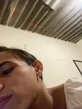 Snapshot of AlexaWarner chatting on 12/22/25, 04:15 AlexaWarner online show from 12/22/25, 04:15