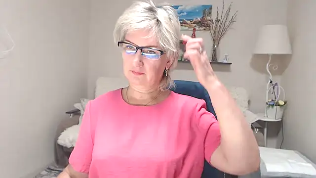 Snapshot of FleurMays chatting on 09/26/25, 02:04 FleurMays online show from 09/26/25, 02:04