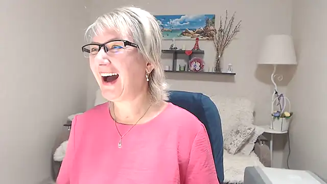 Snapshot of FleurMays chatting on 09/28/25, 03:34 FleurMays online show from 09/28/25, 03:34