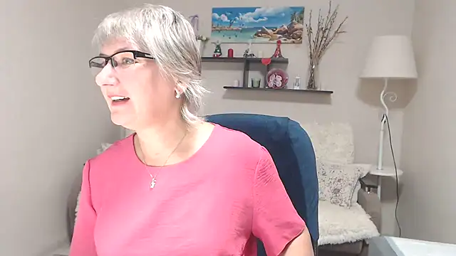 Snapshot of FleurMays chatting on 10/20/25, 05:08 FleurMays online show from 10/20/25, 05:08