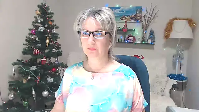 Snapshot of FleurMays chatting on 12/17/25, 05:24 FleurMays online show from 12/17/25, 05:24