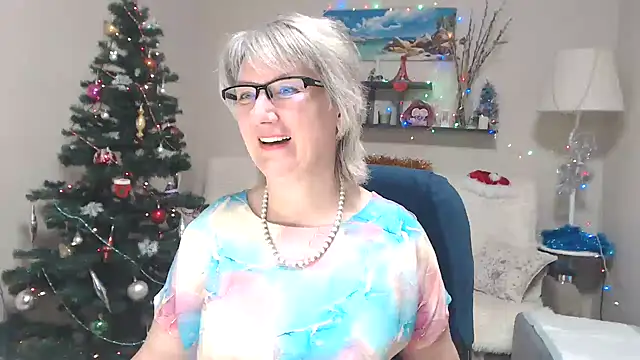 Snapshot of FleurMays chatting on 12/19/25, 05:36 FleurMays online show from 12/19/25, 05:36