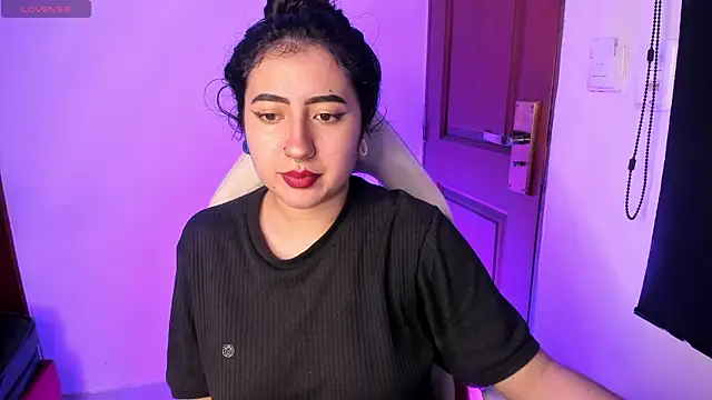 larissa01  online show from 09/28/25, 03:34