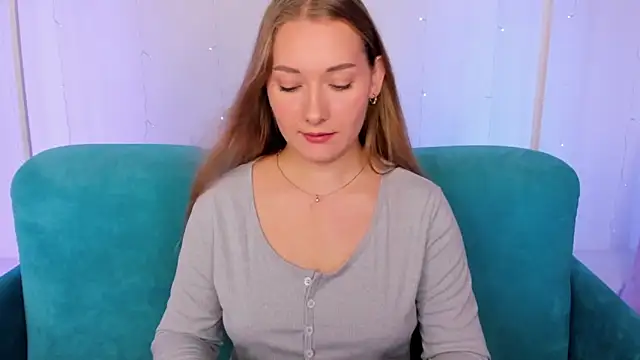 Snapshot of AlinaVice chatting on 09/22/25, 01:07 AlinaVice online show from 09/22/25, 01:07