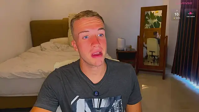 Snapshot of tommy_cumfinger chatting on 09/18/25, 01:51 tommy cumfinger online show from 09/18/25, 01:51