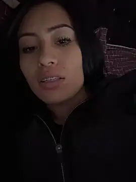 Snapshot of Sara_luna_ chatting on 12/20/24, 06:35 Sara luna online show from 12/20/24, 06:35