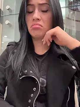 Snapshot of Sara_luna_ chatting on 01/15/25, 04:32 Sara luna online show from 01/15/25, 04:32