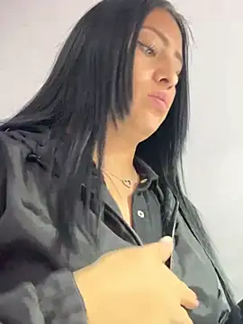 Snapshot of Sara_luna_ chatting on 03/19/25, 04:13 Sara luna online show from 03/19/25, 04:13