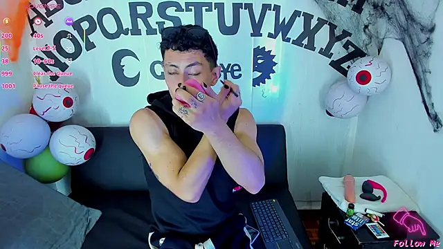 Piggy Eddy online show from 10/23/25, 08:29