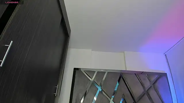 samaay07  online show from 10/25/25, 03:03