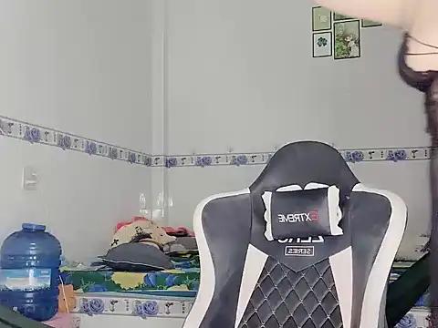 Snapshot of family196 chatting on 09/27/25, 04:17 family196 online show from 09/27/25, 04:17