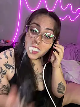 Snapshot of Mizztikaa chatting on 12/11/24, 03:02 Mizztikaa online show from 12/11/24, 03:02