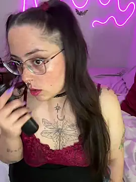 Snapshot of Mizztikaa chatting on 12/30/24, 02:42 Mizztikaa online show from 12/30/24, 02:42