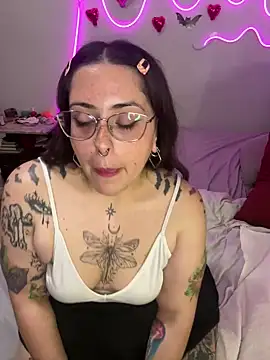 Snapshot of Mizztikaa chatting on 02/17/25, 03:25 Mizztikaa online show from 02/17/25, 03:25