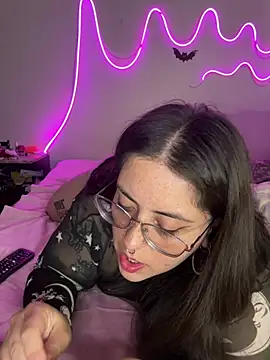 Snapshot of Mizztikaa chatting on 03/16/25, 10:42 Mizztikaa online show from 03/16/25, 10:42