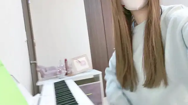 Snapshot of -SHINON- chatting on 12/24/24, 02:44 -SHINON- online show from 12/24/24, 02:44