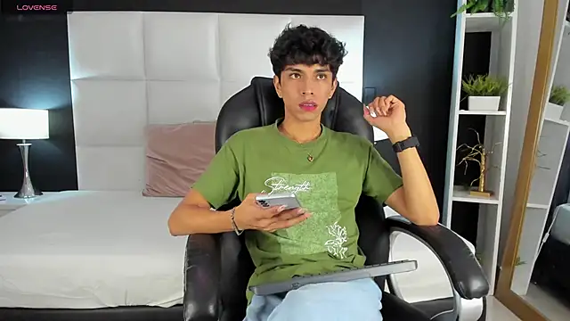 Snapshot of Santy_carrington chatting on 12/19/24, 08:34 Santy carrington online show from 12/19/24, 08:34