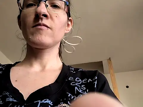 Snapshot of Milky_hairy_mommy chatting on 02/09/25, 10:42 Milky hairy mommy online show from 02/09/25, 10:42