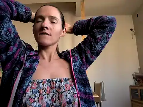 Snapshot of Milky_hairy_mommy chatting on 02/11/25, 11:10 Milky hairy mommy online show from 02/11/25, 11:10