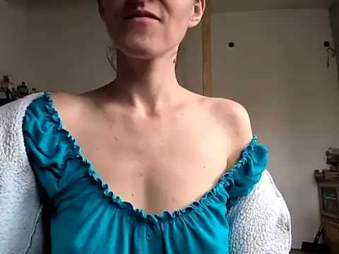 Snapshot of Milky_hairy_mommy chatting on 03/11/25, 10:07 Milky hairy mommy online show from 03/11/25, 10:07