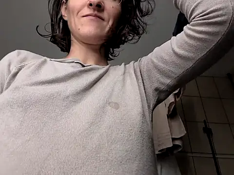 Snapshot of Milky_hairy_mommy chatting on 09/29/25, 08:24 Milky hairy mommy online show from 09/29/25, 08:24