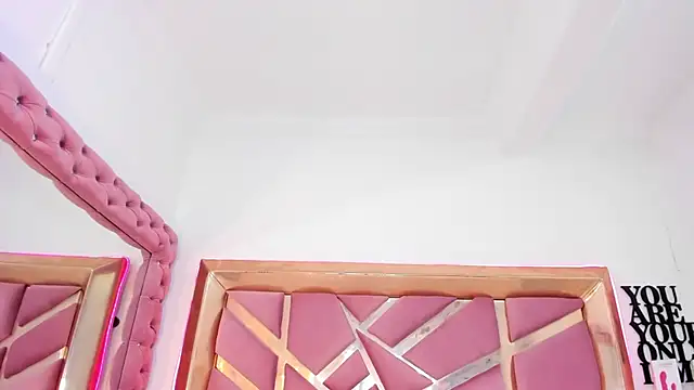 Britanymooree online show from 04/18/26, 07:18