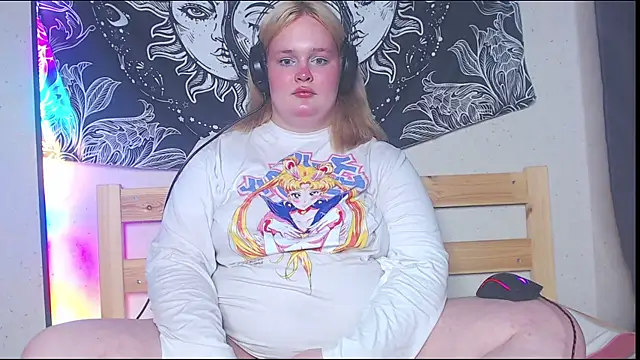 Snapshot of rozzhaos8 chatting on 09/13/25, 03:23 rozzhaos8 online show from 09/13/25, 03:23