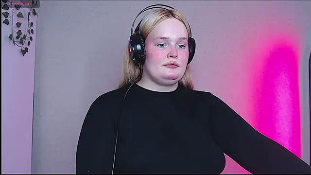 Snapshot of rozzhaos8 chatting on 10/23/25, 11:31 rozzhaos8 online show from 10/23/25, 11:31